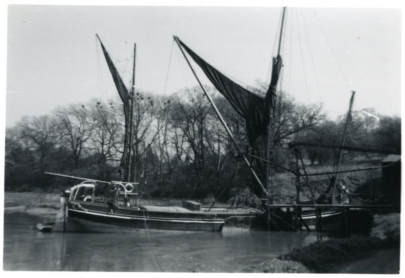  CAMBRIA unloading at Fingringhoe. She was built by the Everards at Greenhithe in 1906 and registered in London Official No. 120676. 
Cat1 Places-->Fingringhoe Cat2 Barges-->Pictures