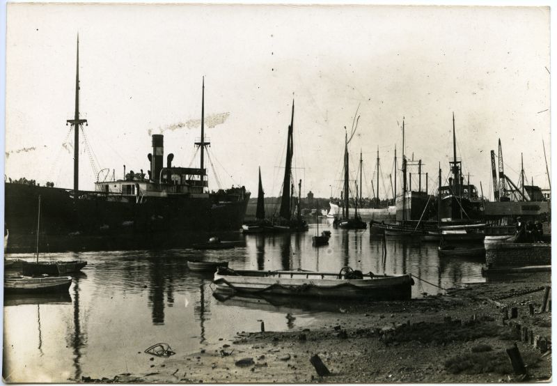  Ships lying at Wivenhoe for repair and conversion by Rennie, Forrestt's shipyard, 1920. Smack 2CK or could be 2?CK is visible, also one of the MAINDY boats built there.

Used in The Northseamen, Page 297. 
Cat1 [Not Set] Cat2 Places-->Wivenhoe-->Town