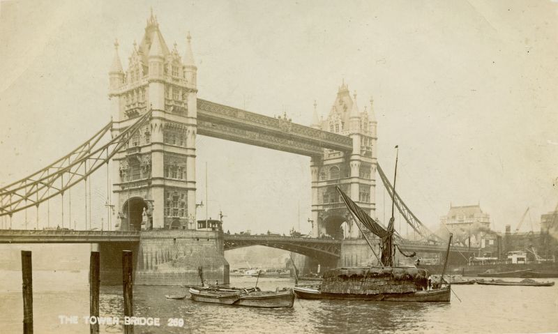 Tower Bridge. Stackie barge. 
Cat1 Barges-->Pictures Cat2 Places-->Thames