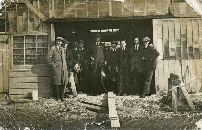 Click to Pause Slide Show


 Clifford White's sawmill in Barfield Road, West Mersea

L-R 1. Frank Eley, 2. Barney Cleghorn from Chemist's shop, 3. Walter Balls, 4. Reg Jay, 5. Algy Pullen, 6. Jack Inward, 7. Sid Stoker or Alf Groom, 8. Hector Farthing or Bernard Cudmore or 
 Cleghorn, 9. Jack Spurgeon son 
Cat1 Families-->Farthing Cat2 Mersea-->Shops & Businesses Cat3 Families-->Stoker / Brown Cat4 Families-->Pullen