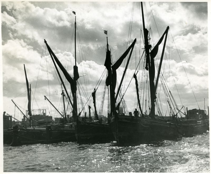  Barges TOLLESBURY, ? of Ipswich, ALAN, RAYBEL.

Mirrorpic Photograph R.18894. 
Cat1 Barges-->Pictures Cat2 Places-->Thames