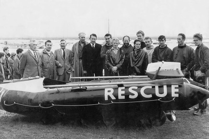 Click to Pause Slide Show


 West Mersea's first Inshore Lifeboat and supporters.

Main group L to R Ernie Vince, boat delivery man, Bert Carter, Harold Cutts, Diggle Haward, Jim Clarke, Colin Milgate, Peter French, Raymond D'Wit, Richard Haward, Bill Read, Peter Clarke, Douglas Stoker and Mike Frost. 
Cat1 Mersea-->Lifeboat-->Pictures