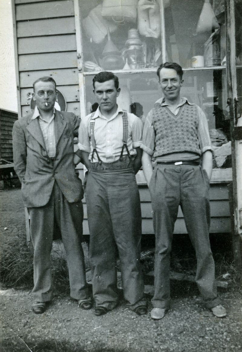  Gowen & Co., Mersea. Jack Gurton, Ernie Ponder, Freddy French [Nancy Smith]. 
Cat1 Ship and boat building, sailmaking Cat2 Families-->French