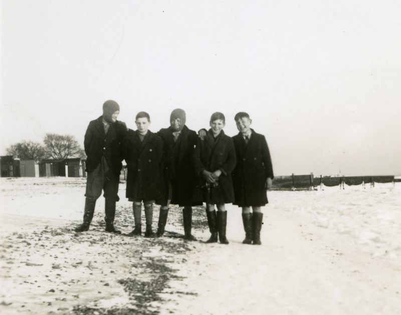  Five boys on the beach at Mersea early 1940. The sea on the right is frozen. Who are the boys ? Photograph taken by Howard Winch - Pauline's father. 
Cat1 Weather Cat2 Mersea-->Beach