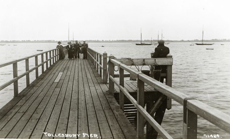  Tollesbury Pier. Postcard 71484, not mailed. 
Cat1 Tollesbury-->River Blackwater