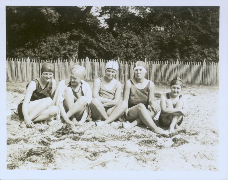  On the beach at bottom of Beach Road.

L-R Moira Winch, Betty Winch, unknown, unknown, Fairy Winch. Moira, Betty and Fairy are daughters of Howard Winch. 
Cat1 Mersea-->Beach