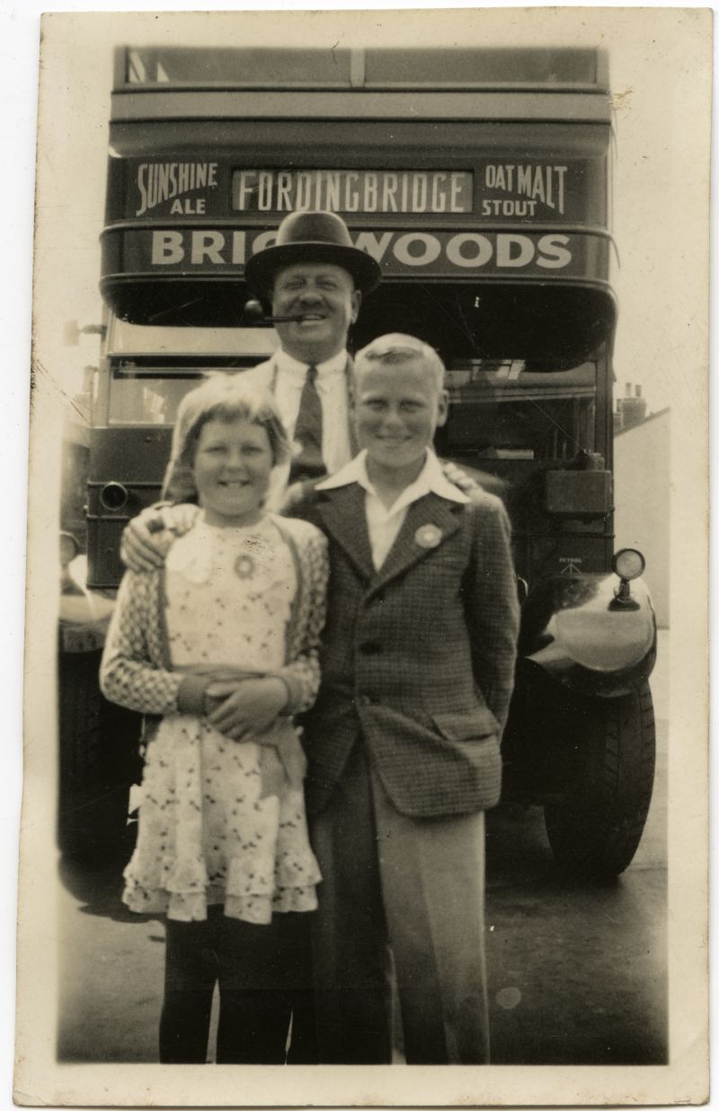  Brickwoods bus to Fordingbridge [Hampshire].

Stoker / Brown family pictures - Album 1 
Cat1 Families-->Stoker / Brown