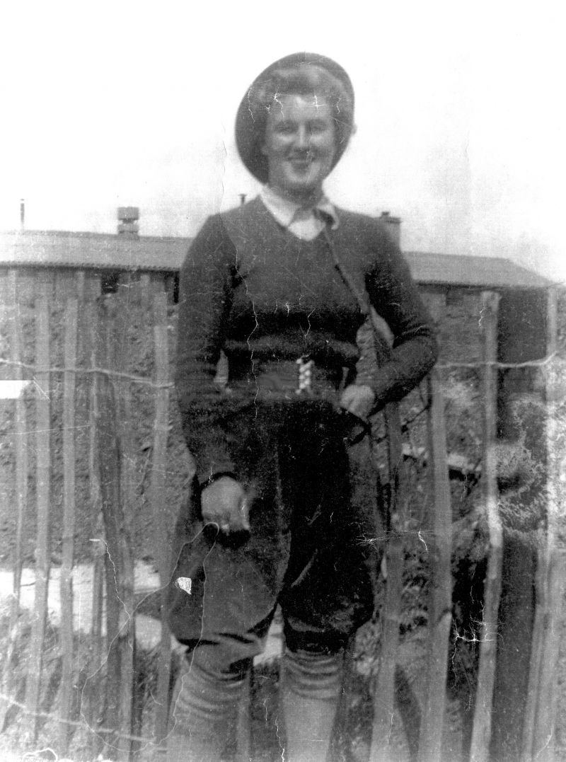  Edna Smy née Dallas. Peldon Hostel 1941. Women's Land Army. 
Cat1 People-->Land Army Cat2 Places-->Peldon