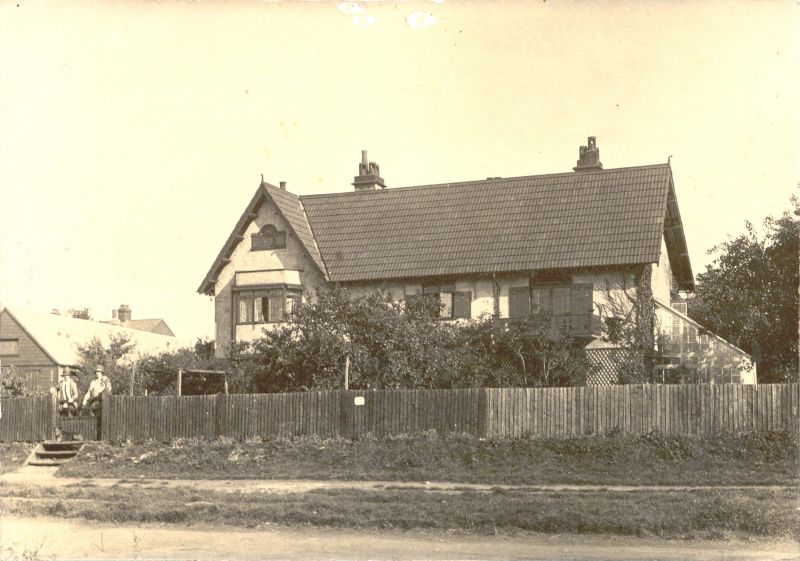  Journeys End, late 1920s. Mrs Mary Josephine Condon and Mrs Rhona Keenlyside at gate (Julian's Grandmother and mother) 
Cat1 Mersea-->Buildings Cat2 Mersea-->Coast Road Cat3 People-->Other