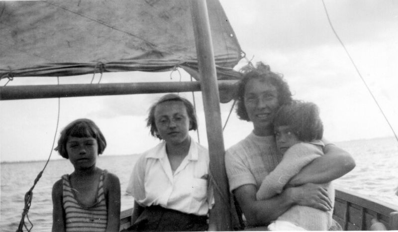  Beach holiday in the 1930s. Trip boat. 
Cat1 Mersea-->Beach