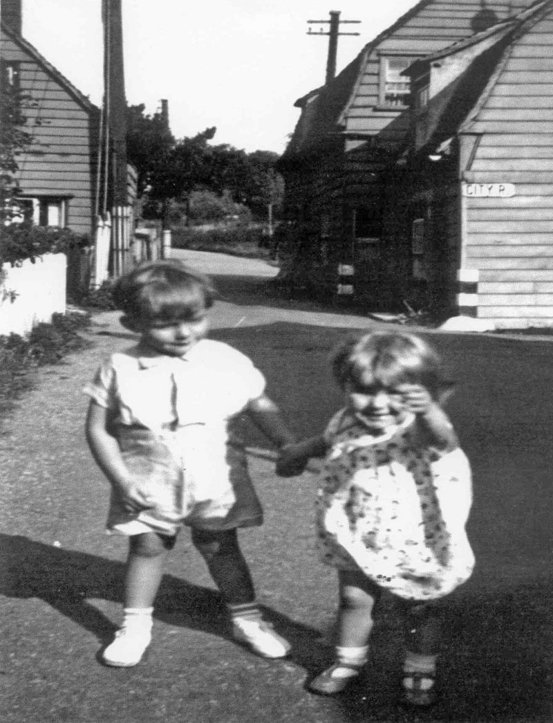  Geoffrey Hewes and Daphne Hewes (cousins), pictured in the Lane, West Mersea. 
Cat1 Families-->Hewes Cat2 Mersea-->Old City & the Hard
