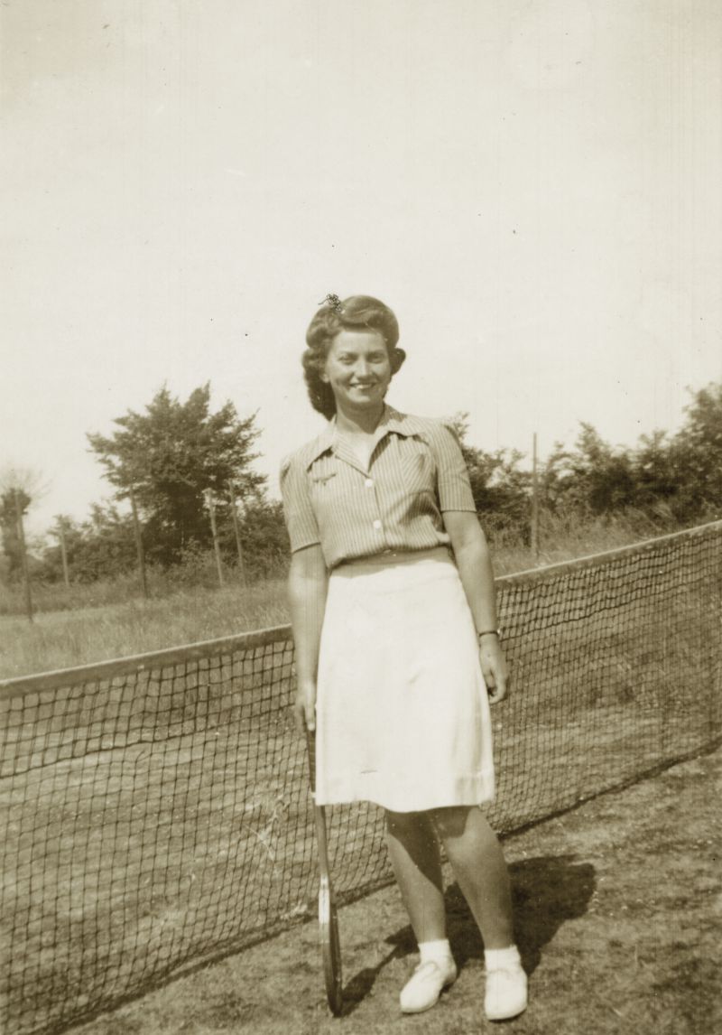  Tennis court - Joan Pullen 
Cat1 Families-->Pullen