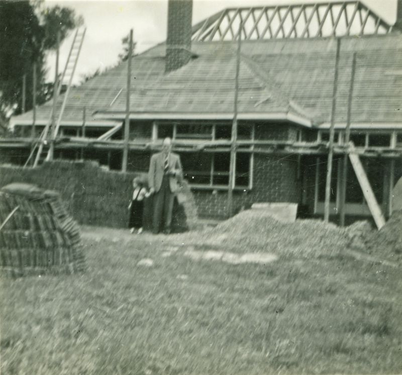 ID AN04_033_003 Bungalow being built for Joan, Norman and Ann ward. 4 Alton Drive, Fitzwalter ...