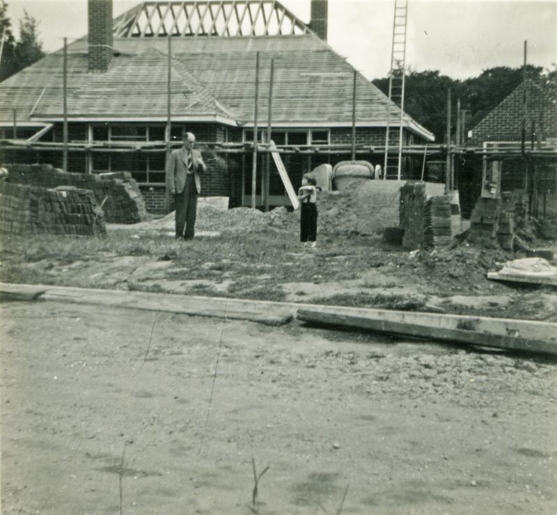 ID AN04_033_005 Bungalow being built for Joan, Norman and Ann Ward. 4 Alton Drive, Fitzwalter ...