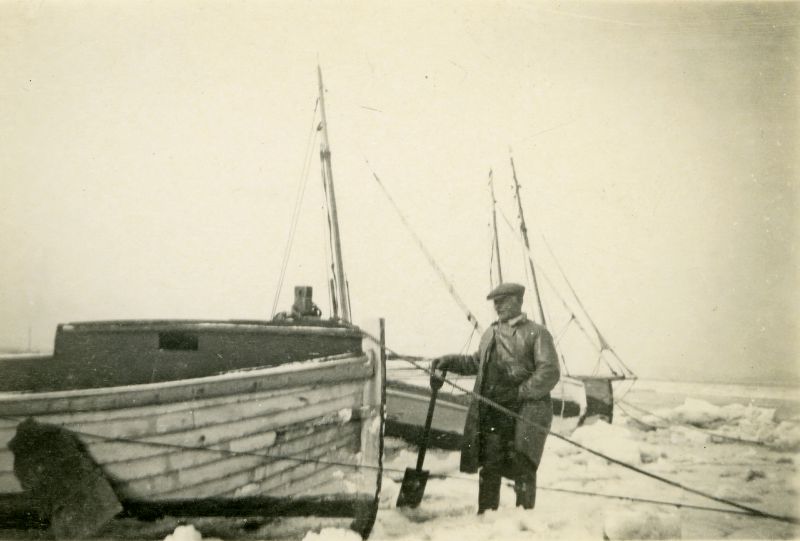 ID AN05_001_005 West Mersea - icy winter of 1940.