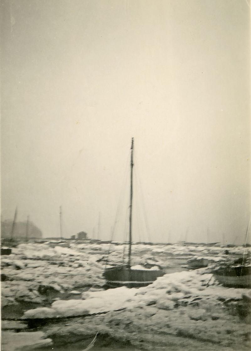 ID AN05_001_007 Saltings at West Mersea in the icy winter of 1940.