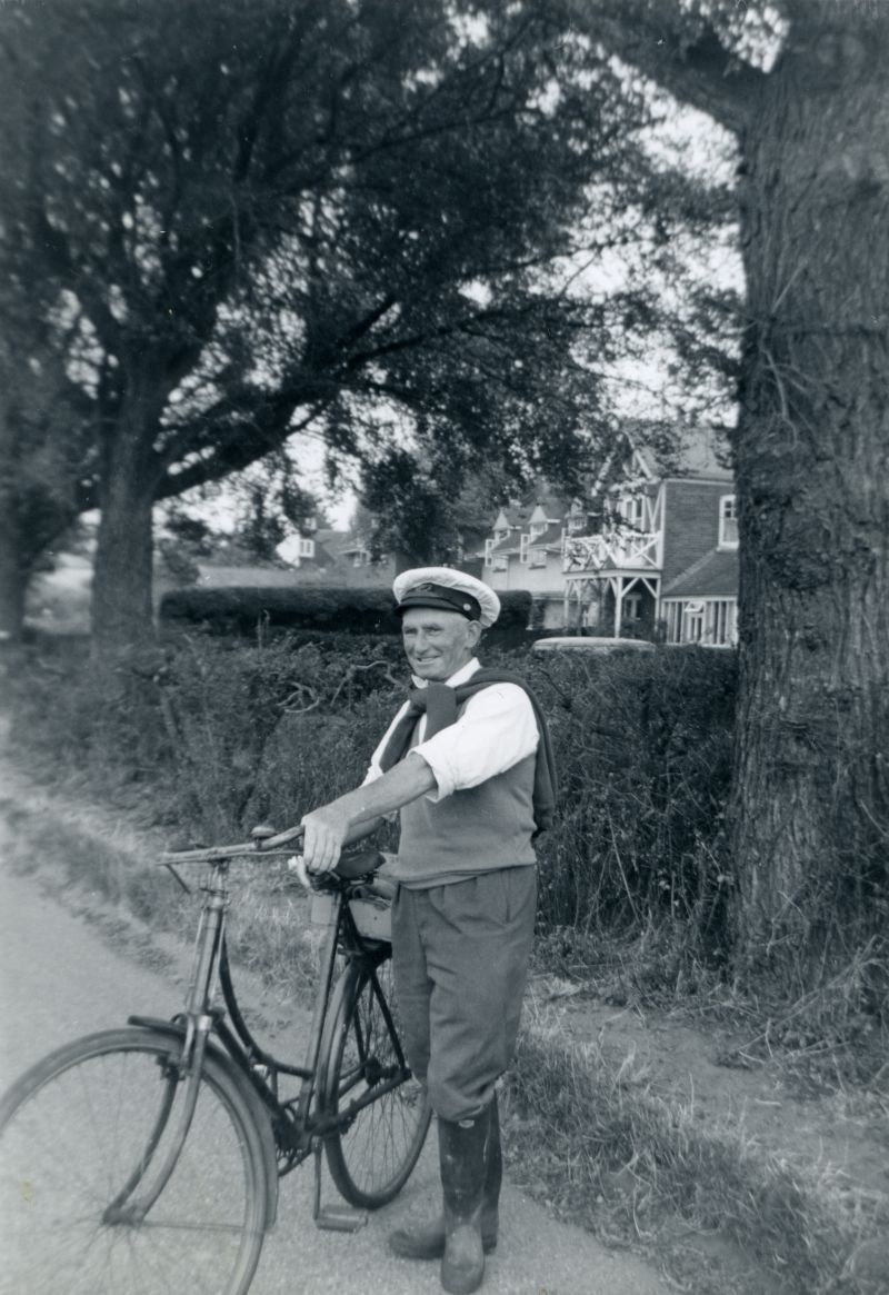 ID AN05_020_001 Rue Pullen with bicycle.