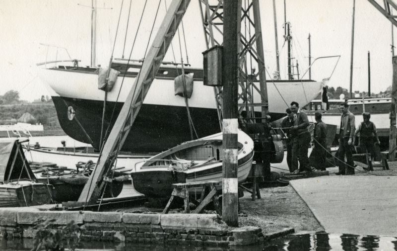  Launch of yacht JANMER for Norman and Joan Ward.



JANMER was built by Guy Harding at Wivenhoe.

5.12grt aux. Bm. sloop 'Tomahawk' class yacht. 26.9'x8.25'x5.0'. Engine room 3.0'. Albin 2cyl 10bhp. Completed 1962 for Norman Charles Ward, Colchester. (ON 305261). 24/2/1971 Sold to Henry Fontana & Fay Anita Fontana jointly, Chelmsford. [ River Colne Shipbuilders ] 
Cat1 Yachts and yachting-->Sail-->Larger Cat2 Places-->Wivenhoe-->Shipyards