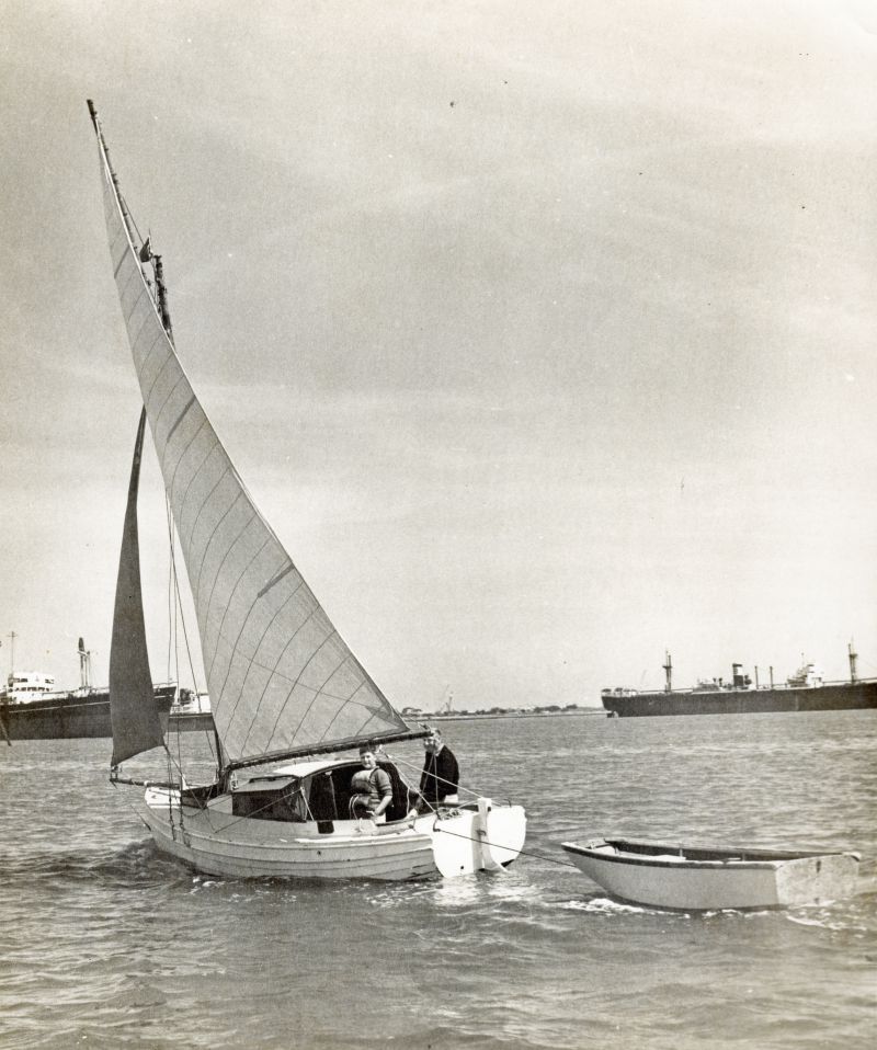  Fid Harnack's BEN GUNN in the Blackwater. Laid up shipping in the background - ELSTEAD on the right. 
Cat1 Yachts and yachting-->Sail-->Small yachts / dinghies Cat2 Blackwater-->Laid up ships