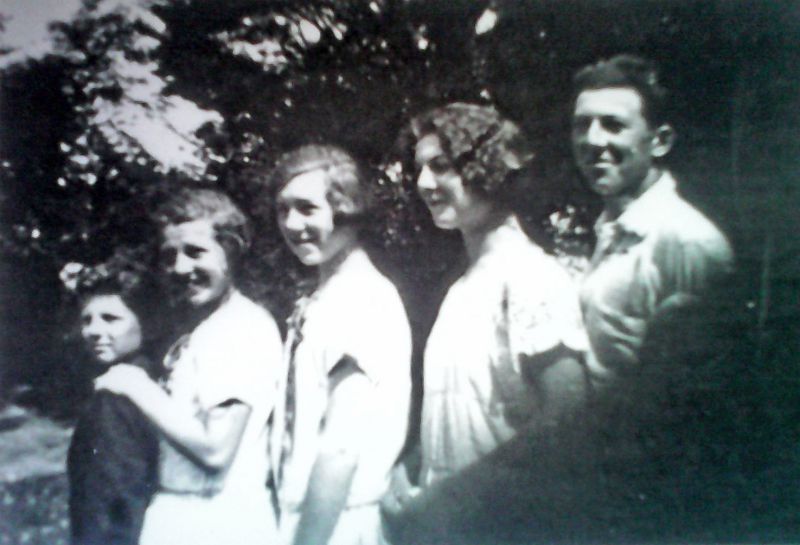  The Wooldridge siblings. L-R Stephen, Dora, Eva, Aline and Geoffrey. 
Cat1 Places-->Peldon-->People