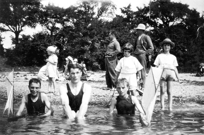  Mersea Beach. Far left Alfred Mole. Front right Claude Mole. 
Cat1 Families-->Mole Cat2 Mersea-->Beach