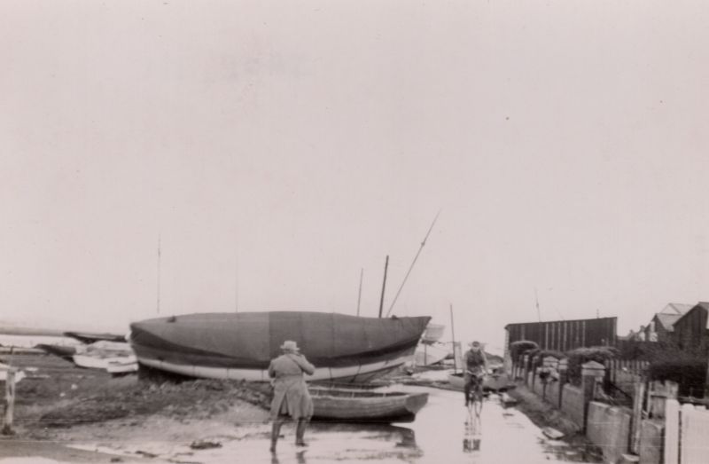 Click to Pause Slide Show


 Coast Road at West Mersea after the 1953 Flood 
Cat1 Disasters and Mishaps-->on Land Cat2 Mersea-->Coast Road Cat3 Mersea-->Old City & the Hard