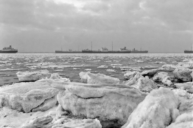  Laid up shipping and an icy River Blackwater, taken from Bradwell in the icy winter of 1962-1963. 
Cat1 Blackwater-->Views Cat2 Blackwater-->Laid up ships Cat3 [Display on front screen] Cat4 Weather