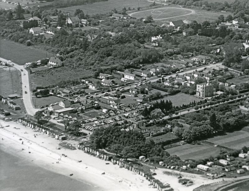 Jack Botham Aerial photograph 3209. Seaview Avenue in centre, with Whitehaven guest house prominent on west side of road. 
Cat1 Aerial Views-->Mersea Cat2 Mersea-->Beach
