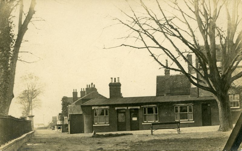  The White Hart, church railings on the left. Church Road beyond. 
Cat1 Mersea-->Pubs