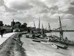 Maldon Hythe on a summer afternoon about 1957.
The smacks include MN21 MAUD and MN23. The barge NELLIE PARKER is on the blocks in the distance. Smoke from Sadd's sawmills drifts across the horizon. c1957. Photo: Douglas Went