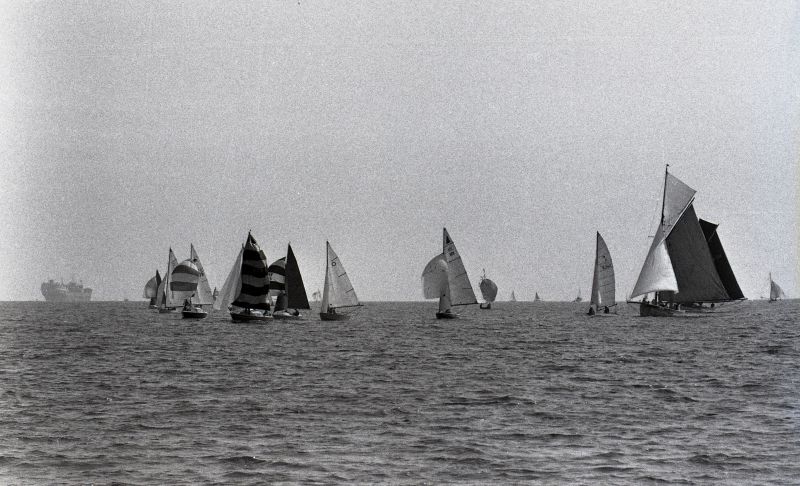 Sailing in the Blackwater. The laid up tanker on the left is thought to be ARO which was in the River from 4 July 1975 to November 1978.

Ron Green writes: I'm not sure of the nearest smack - could be CK 256 HYACINTH but the other one is CK141 PEACE.


The dinghies with circles in their sails are Contenders and 101 is a Merlin Rocket. K242 looks like a Tornado catamaran. Date: 1977.