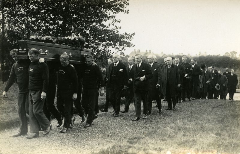  Funeral with Clifford White Undertakers. Probably for John Hewes. 
Cat1 Families-->White Cat2 Mersea-->Shops & Businesses Cat3 Families-->Hewes