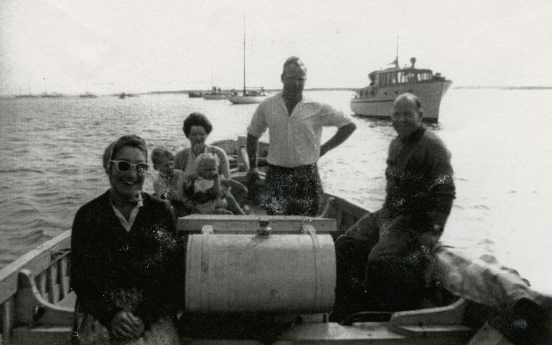  Beryl Milgate, Joan Pamment and children, Ron Pamment, Reg Jay.

From Album 5. 
Cat1 People-->Other Cat2 Mersea-->Creeks, fleets, channels, saltings