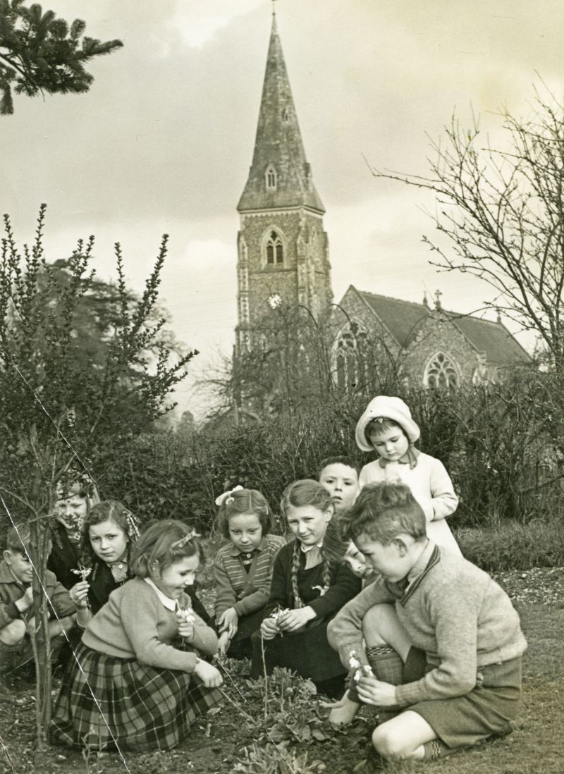 Click to Slide Show


 Flowers for Mothering Sunday. Anne and Tony Millatt in foreground, in Birch School Garden with Birch Church beyond.
<br<Essex County Standard photo 2081/A. 
Cat1 Birch-->Church