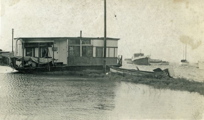  Houseboats after the 1953 flood. SEA SPRAY - 'Tinker' Woods. 
Cat1 Disasters and Mishaps-->on Land Cat2 Mersea-->Houseboats