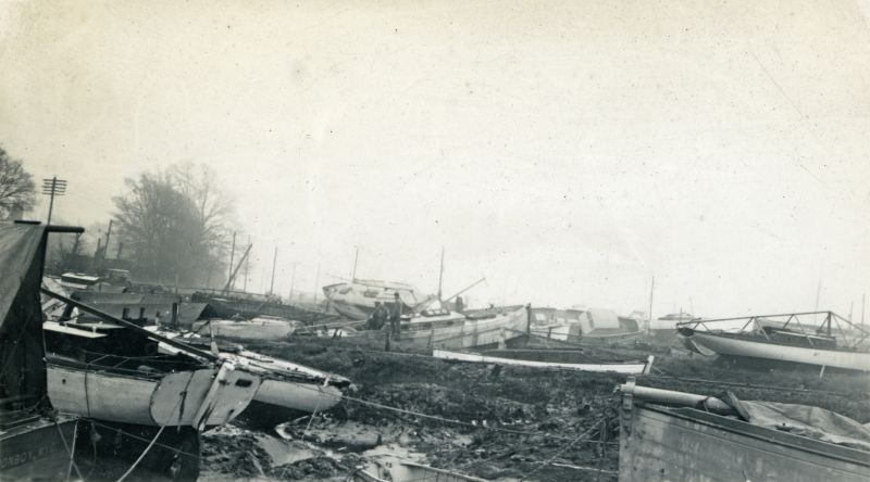  Houseboats after the 1953 flood. 
Cat1 Disasters and Mishaps-->on Land Cat2 Mersea-->Houseboats