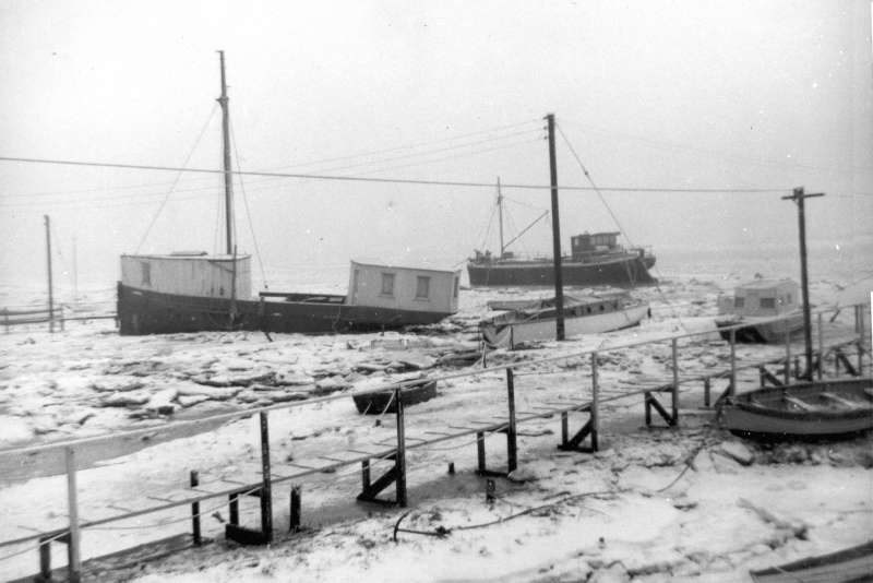  Ice around the houseboats in the hard winter 1962 - 1963. MEG MERRILIES and beyond her FATHOM ex DOROTHY, a former Admiralty ammunition barge. 
Cat1 Mersea-->Houseboats Cat2 Weather