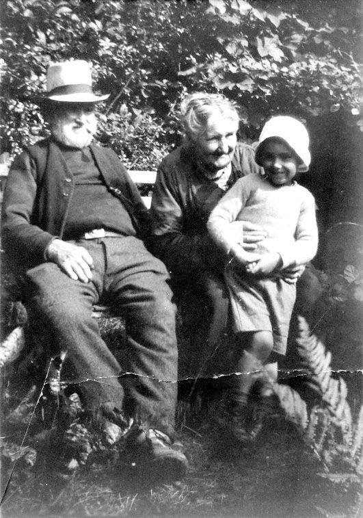  Samuel and Emma Dixon with grandson Claude Mole 
Cat1 Families-->Mole