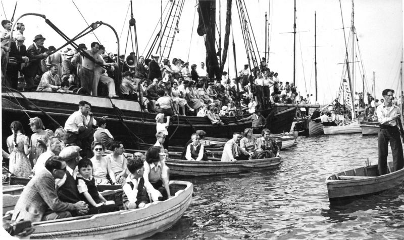  West Mersea Town Regatta c1950. Richard Haward sitting on his father's lap on the left. Doug Stoker in punt on the right.

 ...
Cat1 Families-->Hoy Cat2 Mersea-->Regatta-->Pictures
