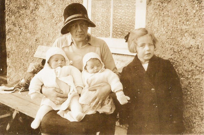  Hattie Barton with children John, Mary and Mollie. 
Cat1 Families-->Other