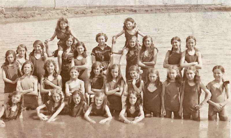  Tollesbury Swimming Pool and Marine Lake. A school group with the teacher centre back ?

Photograph from Jennifer Bibby and connected to her mother - Cissie Scott née Appleton 
Cat1 Tollesbury-->People Cat2 Tollesbury-->Woodrolfe