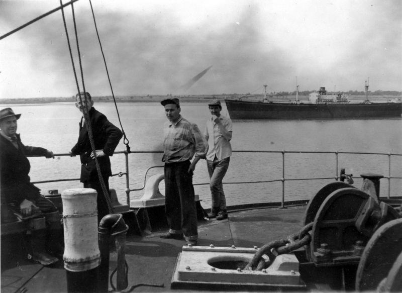 L-R Tom Lungley, Lionel Phillips.
The ship in the background is the MARIA DE LARRINAGA - laid up in the river 1958-60. Date: c1959.