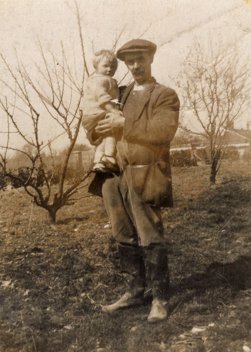  Preston Smith and his son Archibald 'Bo' Smith.

The Smiths of West Mersea by Alan Smith, Chapter 24. 
Cat1 Families-->Smith