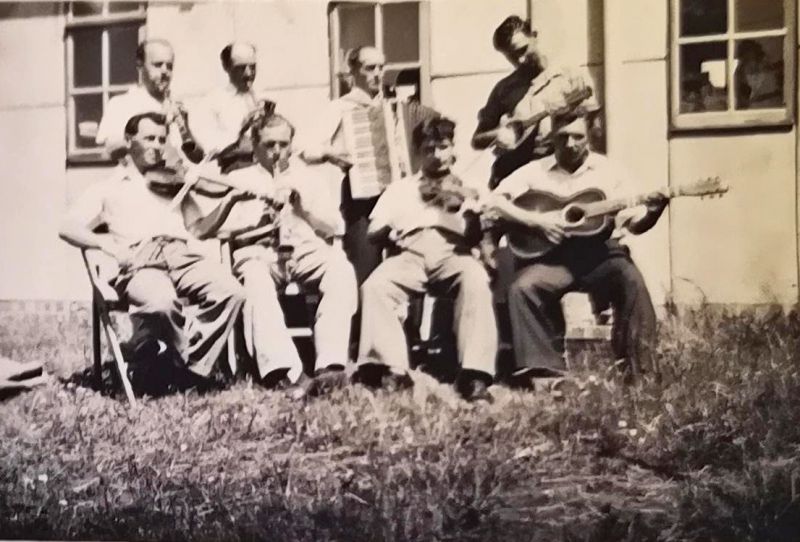 Click to Pause Slide Show


 Band outside Peldon Hostel. Aleksander Kronda front right with playing guitar. 
Cat1 Places-->Peldon-->People