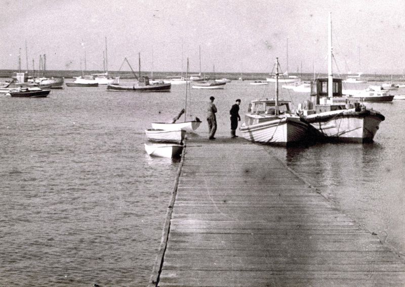  The Causeway c1965


On the left end of the Causeway is a Mirror Dinghy - they became popular from 1963 onwards.

To the right of the Causeway, CRUSADER and SCEPTRE, both owned by Clarke & Carter. They also had the NORDEN which was similar to the CRUSADER.

In the background is NONAME owned at times by 'Eccles' Mussett and Alan Mole.


 Photograph and notes from Facebook. 
Cat1 Mersea-->Old City & the Hard