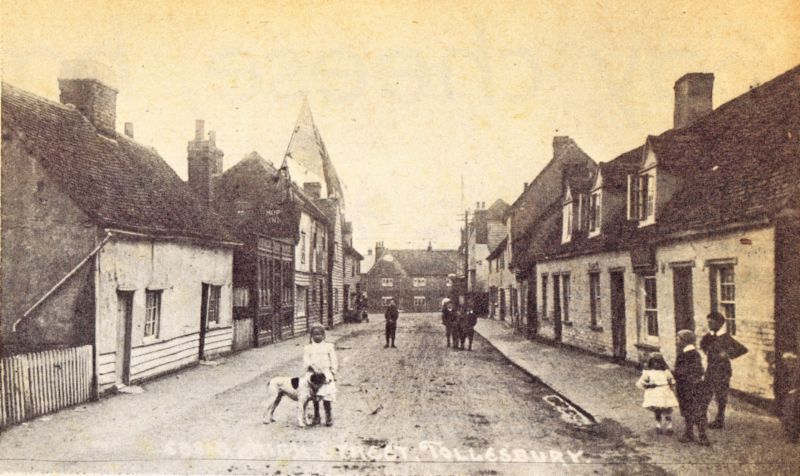  Ivy Osborne and her faithful dog Dash in Tollesbury High Street. On the left with the big flag flying is the 'old' Hope. In 1923 the cottages this side of it and the pub were demolished and replaced with the 'new' hope. In turn, the 'new' Hope has closed and been replaced with housing.


From an unknown magazine - see  ...
Cat1 Tollesbury-->Pubs Cat2 Tollesbury-->Road Scenes Cat3 Tollesbury-->Transport
