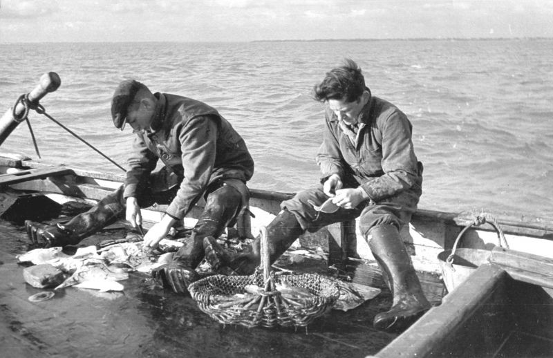  Bob Stoker & Biddy Saward - fishing. Tendle. 
Cat1 Families-->Stoker / Brown Cat2 Fishing