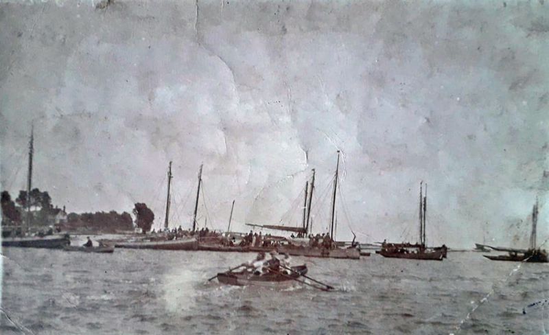  West Mersea Regatta, probably taken from 'the line' looking east. Prominent distant left is the 'new' Victory Hotel, built 1908. Picture is undated. 
Cat1 Mersea-->Regatta-->Pictures