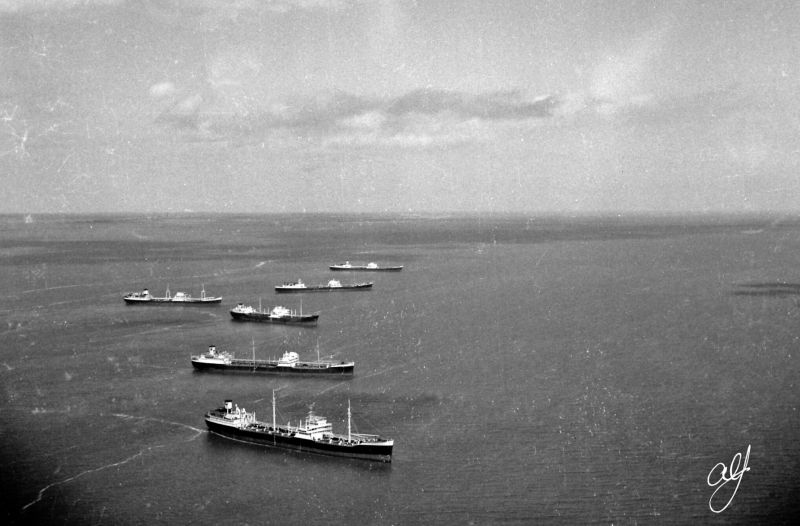  Tankers laid up in the River Blackwater, looking out to sea.

Counting from the top 

1. HELICINA 22 Nov 1957 to 2 Aug 1958, 30 Jun 1959 to 11 Apr 1962

2. HYALINA 20 Jan 1958 to 23 Jul 1958, 26 Jul 1959 to 16 Feb 1961

3. Eagle Oil SAN SALVADOR or SAN SILVESTRE

4. HOLLYWOOD 2 Feb 1960 to 10 Jun 1960 J.I. Jacobs

5. TENAGODUS 18 May 1959 TO 31 Aug 1962 or THALAMUS 18 Feb ...
Cat1 Blackwater-->Laid up ships