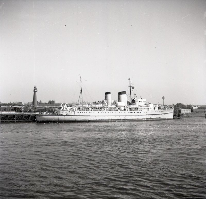  Troopship EMPIRE PARKESTON at Hook of Holland. She was on a regular run from Parkeston Quay, Harwich.


She was built 1f930 by Cammell Laird, Birkenhead, as the PRINCE HENRY for Canadian National Steamships. 1946 she became EMPIRE PARKESTON. Scrapped in La Spezia, Italy in 1962.

Photo by Alf Jefferies shared by daughter Lynn Ballard 
Cat1 Ships and Boats-->Merchant -->Power